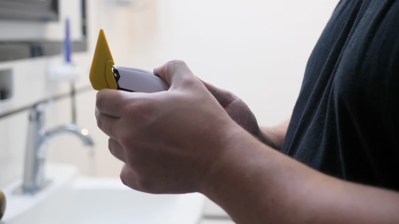 el hombre pone guardia en la navaja para buzzcut k
