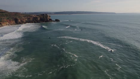 Wakeboard-En-Nazare-En-El-Océano-Atlántico-Rodeado-De-Acantilados-De-La-Costa