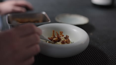 fotografía en primer plano de un chef francés haciendo una receta con fondo borroso