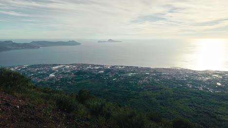el monte vesubio vista de la costa de nápoles, italia