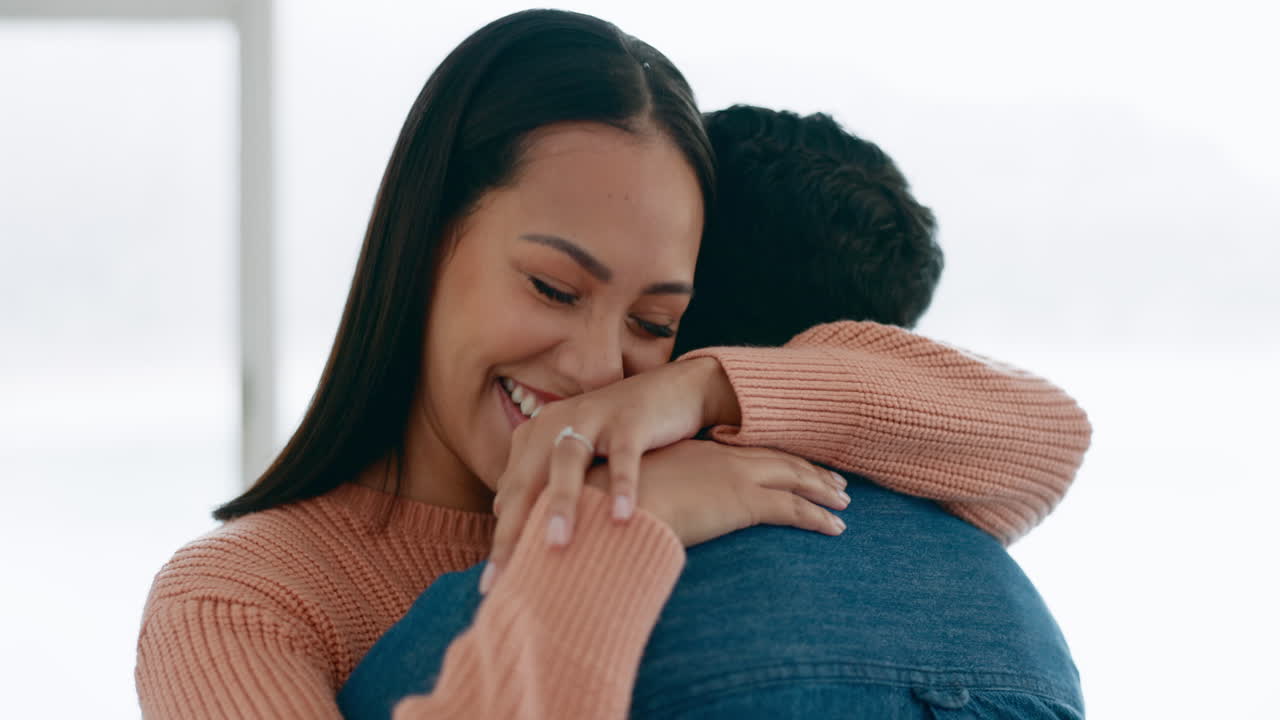 mujer, hombre y abrazo en casa por amor