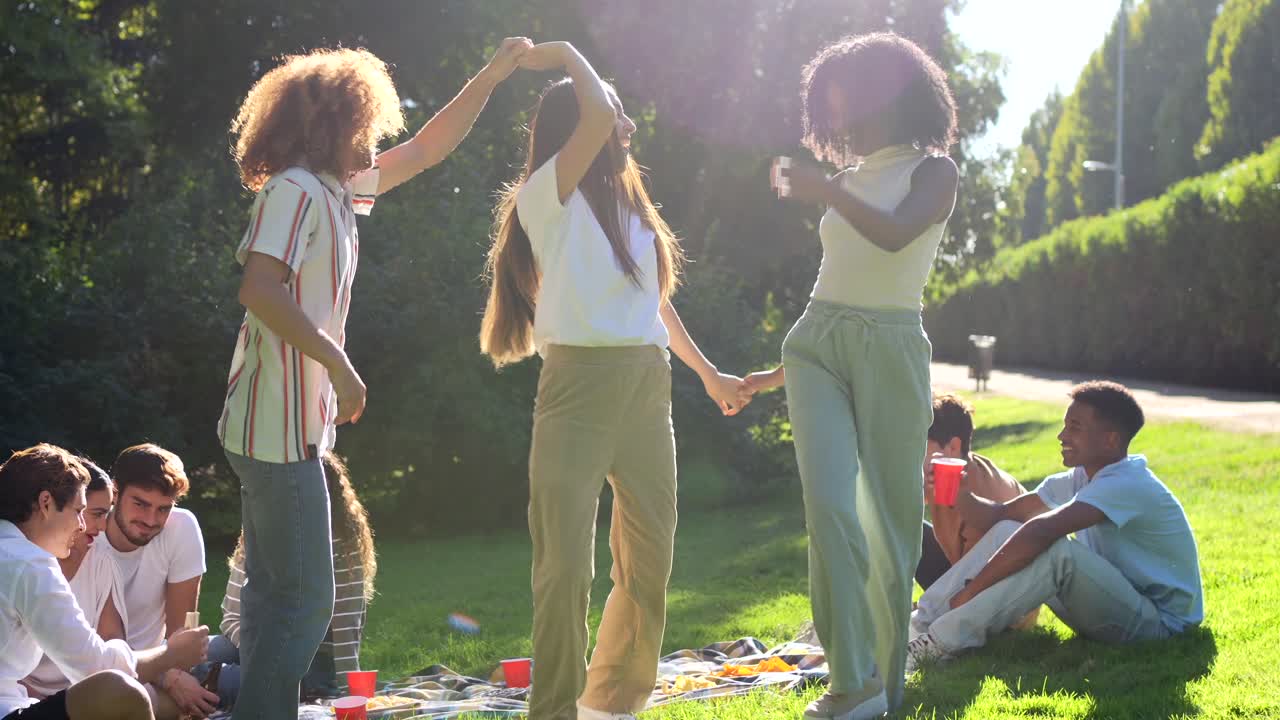 공원 에서 피크닉 을 하는 친구 들 의 그룹