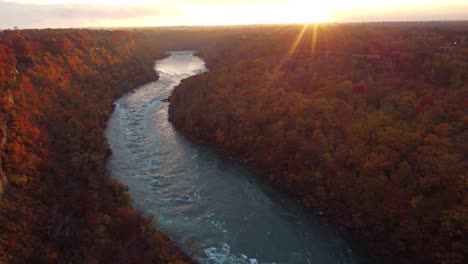 Atemberaubende-Goldene-Stundensonnen,-Helle-Herbstfarben-über-Dem-Niagra-Glen,-Darunter-Der-Rauschende-Fluss