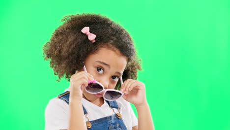 Linda-Pantalla-Verde-Y-Chica-Con-Gafas-De-Sol