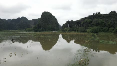 Impresionante-Paso-Elevado-De-Un-Lago-Pacífico-En-Nin-Bihn,-Hang-Mua,-Vietnam