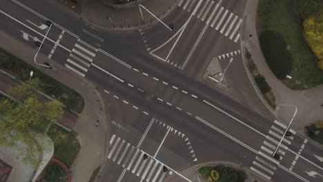 una intersección significativa en polonia con carriles para bicicletas y aceras