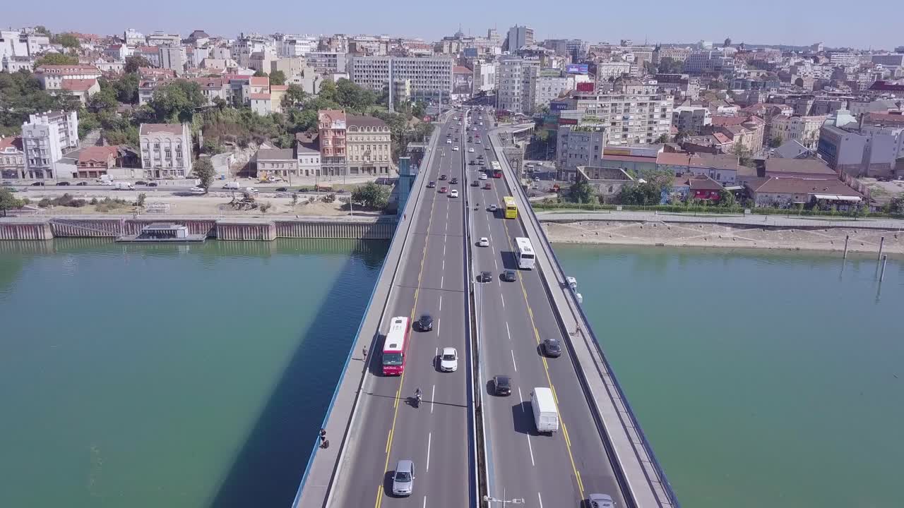베오그라드의 사바 강에 있는 브란코 다리 위에서 촬영된 4k 천천히 날아다니는 영상