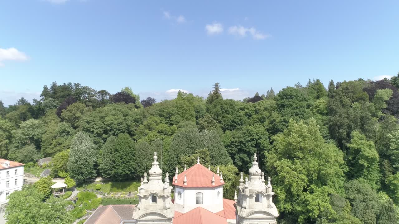 el santuario portugués bom jesus do monte braga fue fotografiado desde el aire.