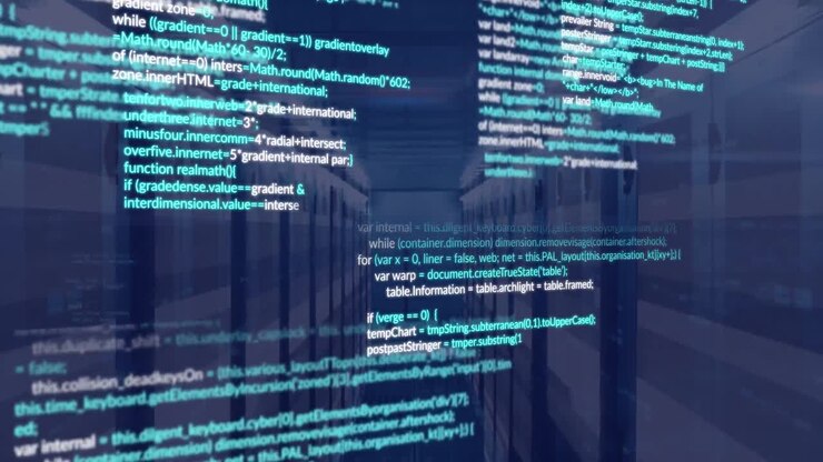 Анимация обработки данных и световых следов на фоне серверной комнаты