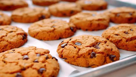 Visualización-De-Galletas-Con-Trocitos-De-Chocolate-Recién-Horneadas-En-La-Cafetería.