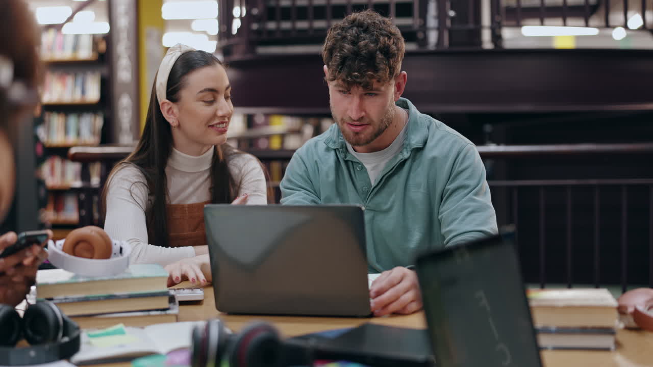 estudiantes que colaboran en una biblioteca