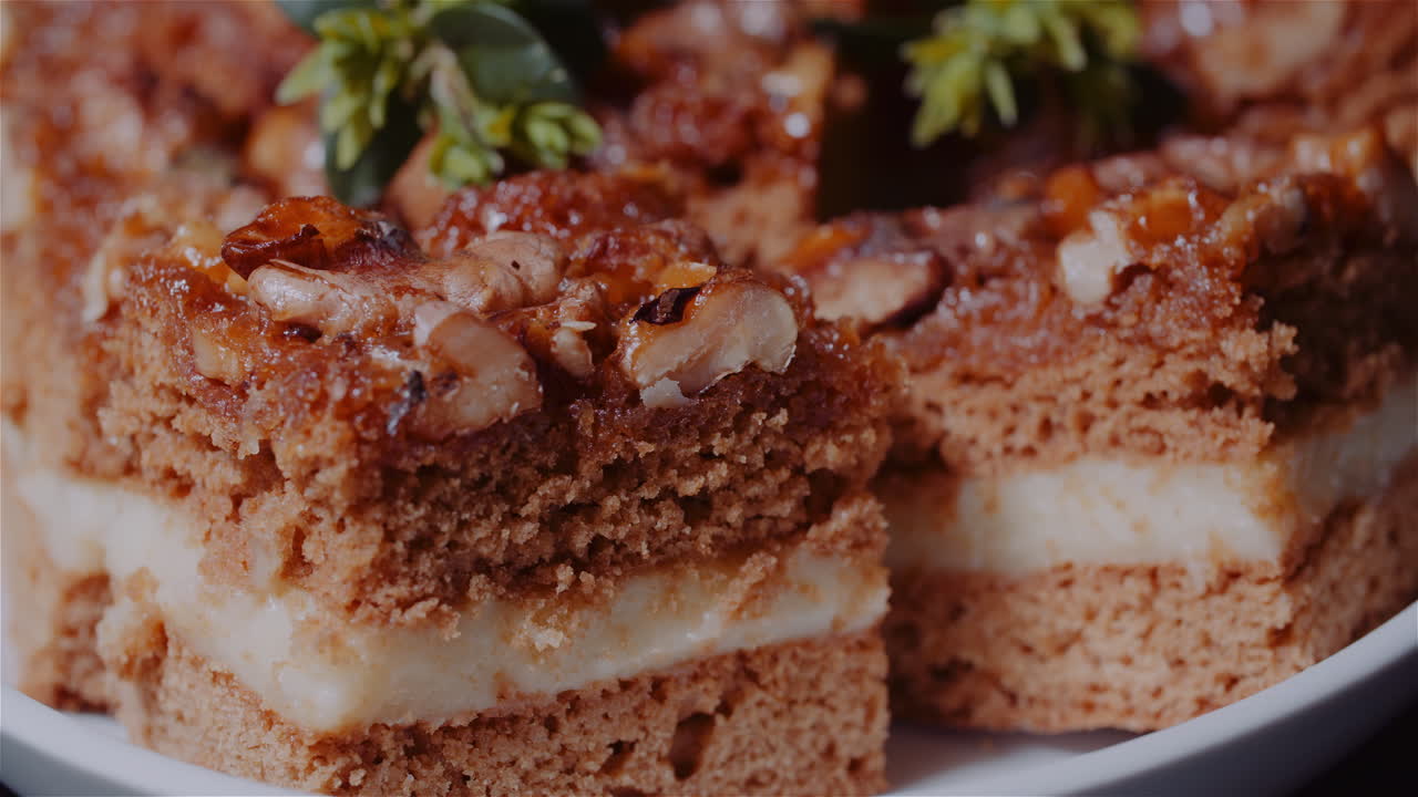 pastel de nuez tradicional en plato giratorio 1