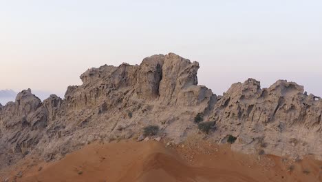 imágenes de drones en 4k, vista aérea de la meseta de rocas fósiles en el desierto de mleiha con ondas de arena, paisaje geológico de la esfinge en las dunas de arena del desierto en los emiratos árabes unidos, videos de drones