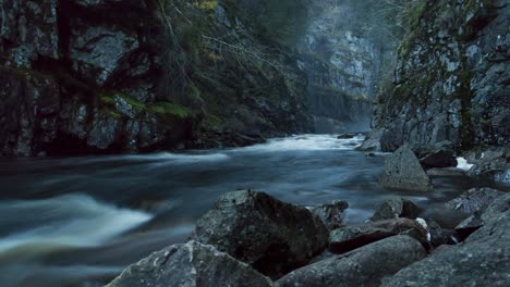 Mystischer-Flussfluss-Und-Felsvordergrund-Zeitraffer-Morgendämmerung