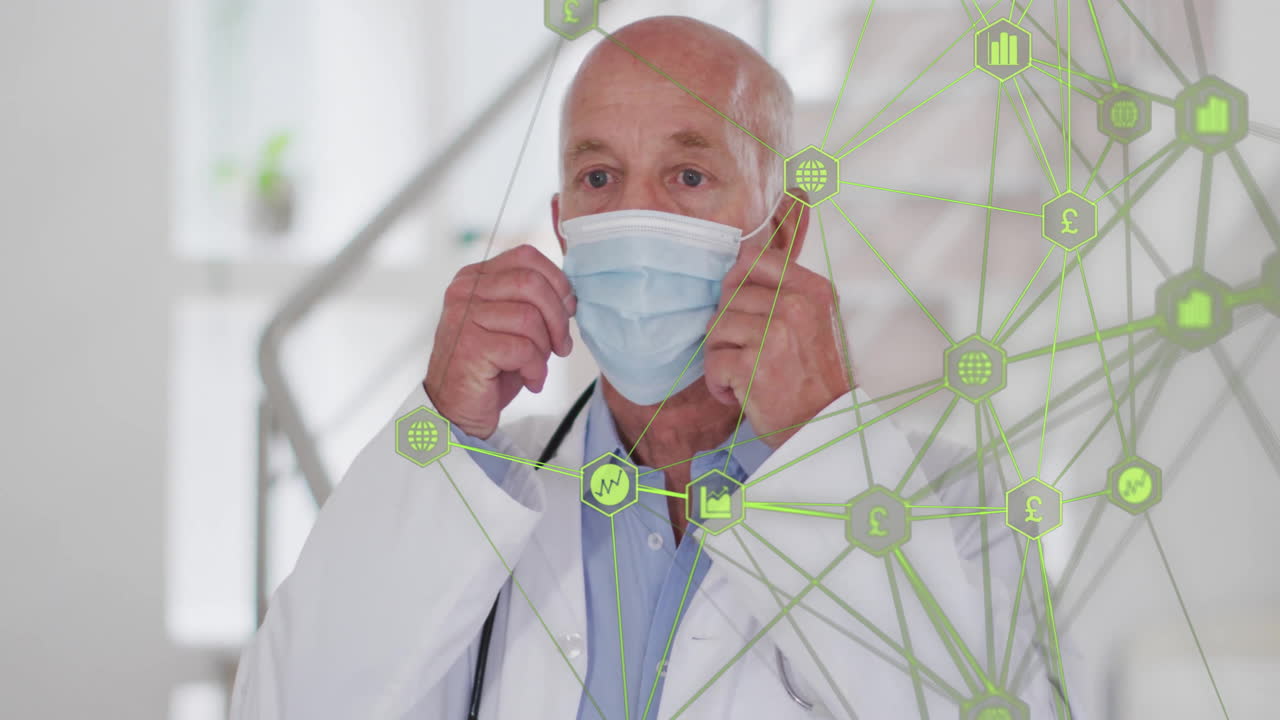 animación de la red de conexiones con iconos sobre el médico masculino caucásico