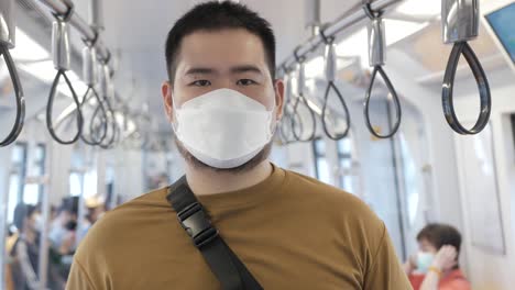 pov a un hombre con máscara mientras viaja en transporte público subterráneo en bangkok