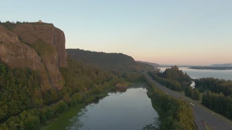 Hermosa-Vista-Aérea-Del-Río-Columbia-Durante-Un-Vibrante-Amanecer-De-Verano