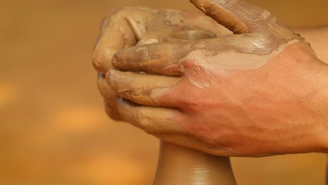 el alfarero en el trabajo hace platos de cerámica. india, rajasthan.