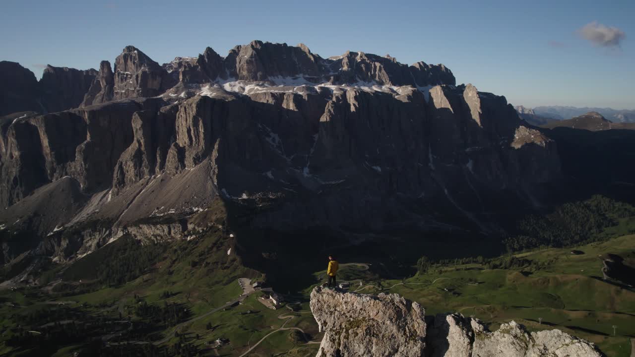 tiro de drone de una persona en la cima de la montaña en passo sella en val gardena italia