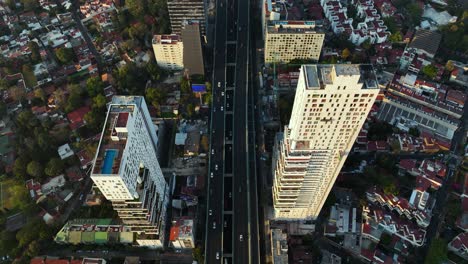 carretera interestatal entre dos rascacielos, segundo piso periférico en la ciudad de méxico, antena