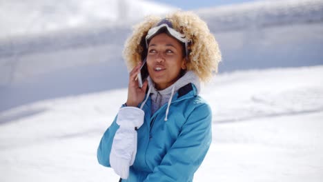 adulto feliz en traje de nieve con teléfono celular