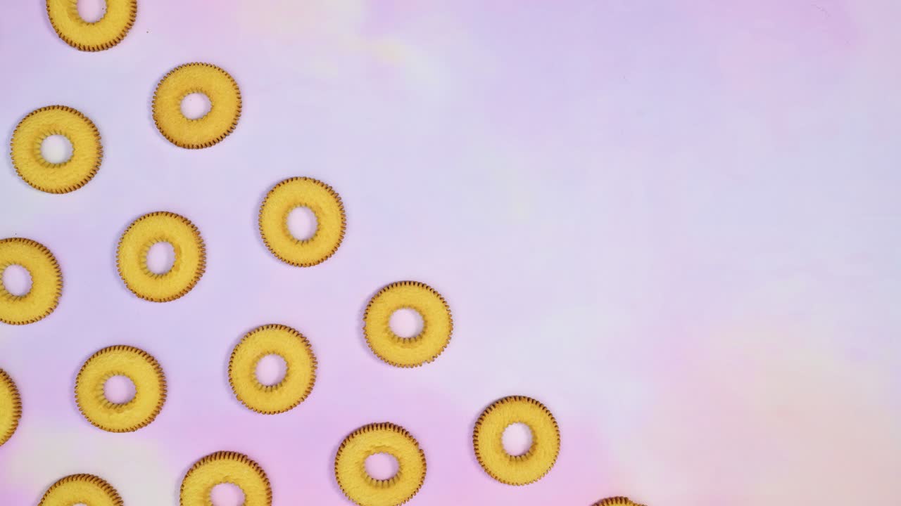 las galletas redondas se mueven en el lado izquierdo.