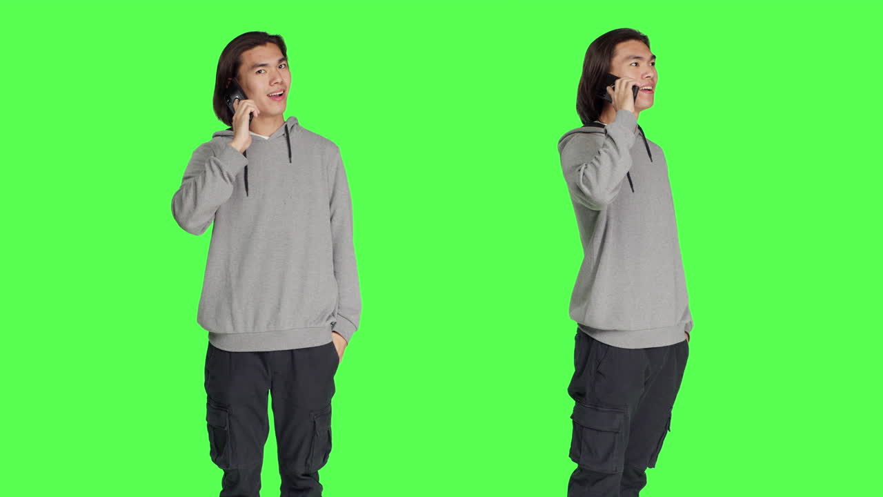 전화 통화에서 대화하는 현대인