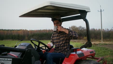 agricultor tomando un descanso en el tractor