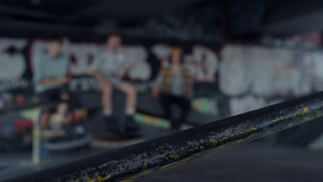 스케이트 파크에서 연습하는 남자. 스케이트 파크에서 연습하는 남자.