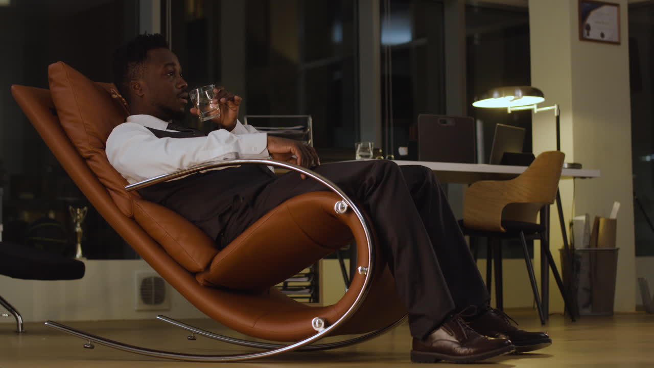 의자 에 앉은 편안 한 남자