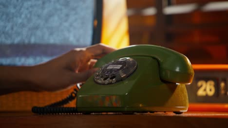 teléfono retro vintage con un televisor estático
