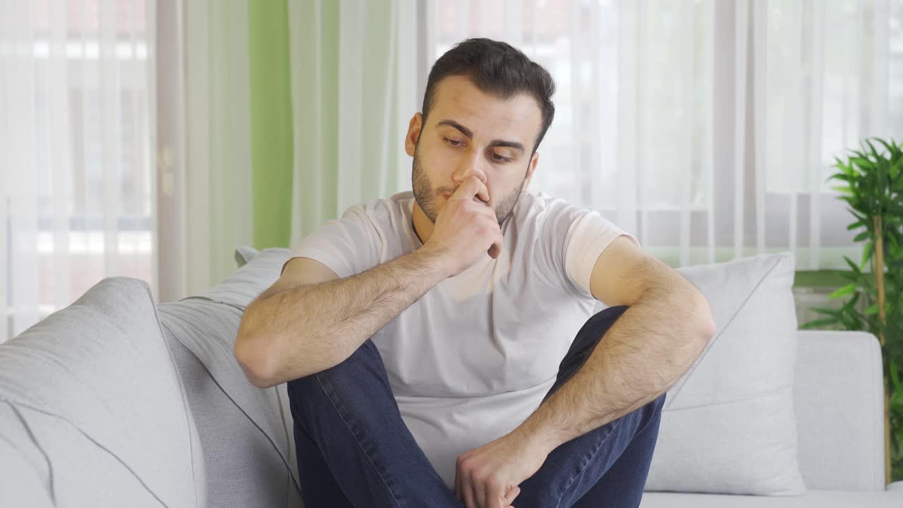 retrato de un joven deprimido que está deprimido.