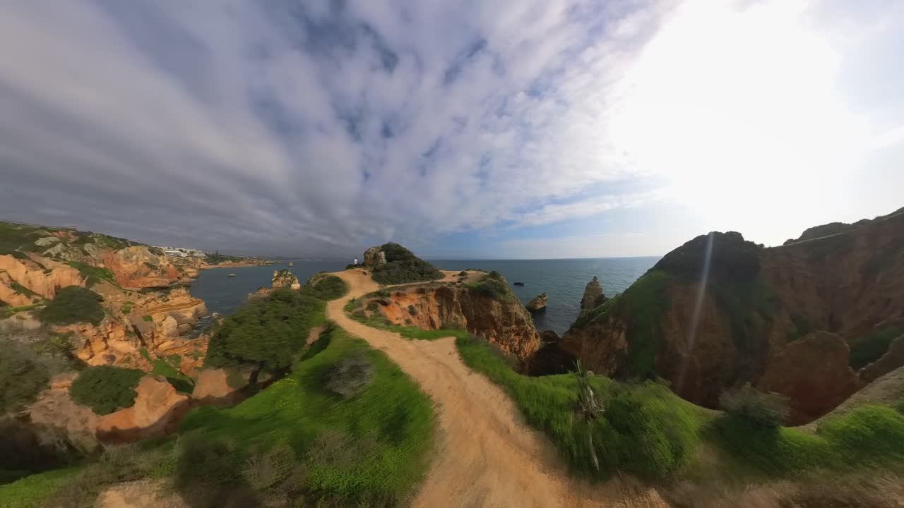포르투갈의 라고스 지역, 특히 ponta da piedade 지역의 해변, 절벽, 파도 및 바다의 놀라운 아름다움