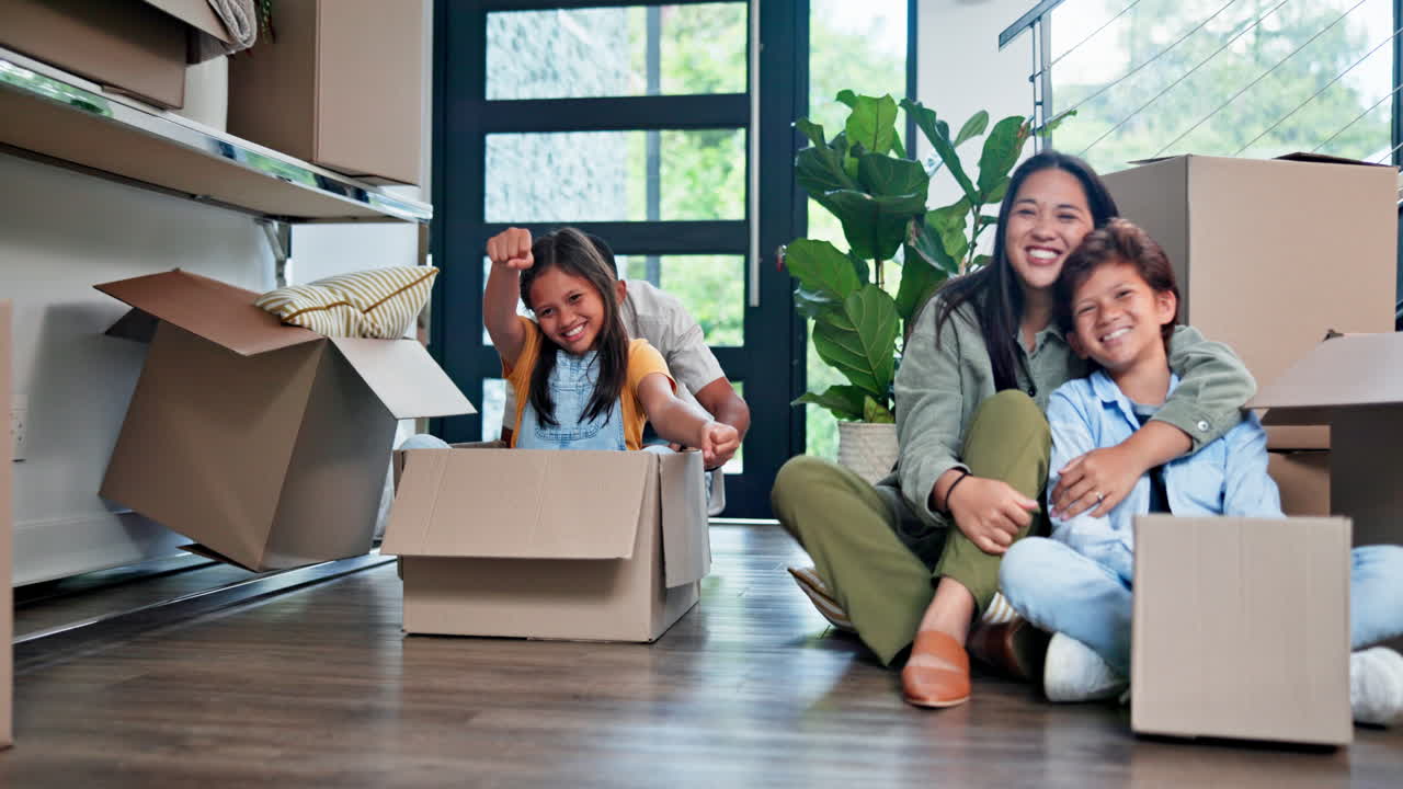 familia feliz, niña y jugando con la caja en nuevo