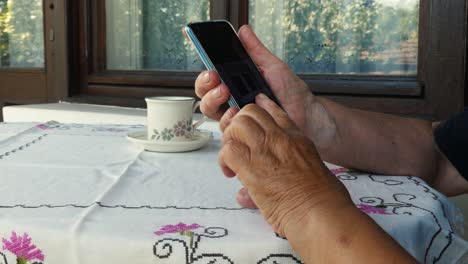 Frau-Mit-Vitiligo-An-Den-Händen,-Die-Am-Mobiltelefon-Arbeitet