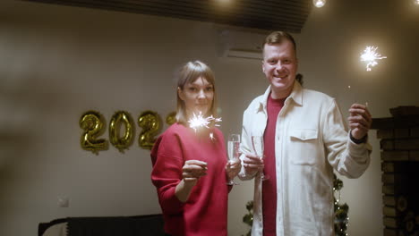 celebración de la víspera de año nuevo en la sala de estar.