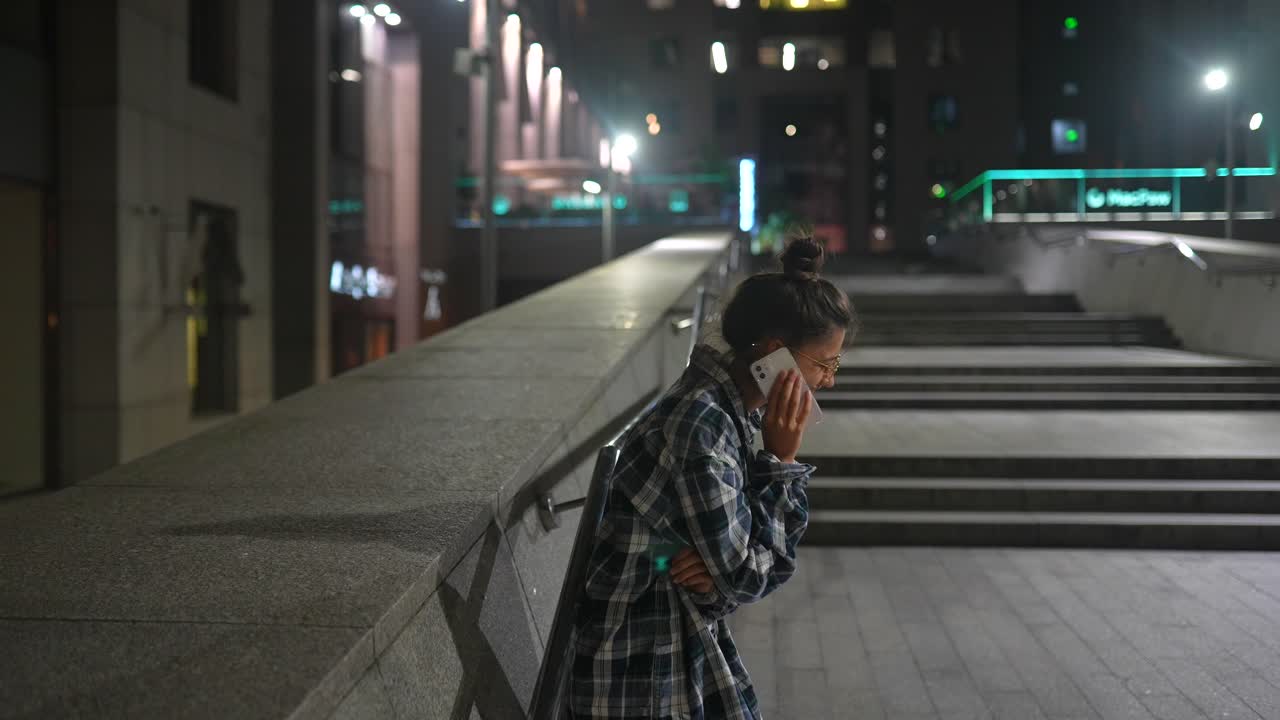 밤에 전화로 얘기하는 여자