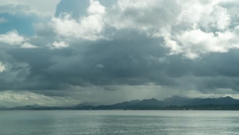 Zeitraffer-Von-Wolken,-Die-über-Die-Suva-Bucht-Ziehen,-Mit-Viti-Levu-Hochland-Im-Hintergrund