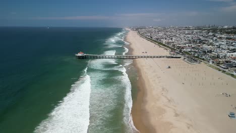 Drohnenvideo-Vom-Manhattan-Beach-Pier-In-Los-Angeles,-Kalifornien-An-Einem-Strahlend-Sonnigen-Tag