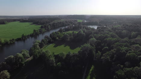 Campos-Bosques-Y-Un-Río