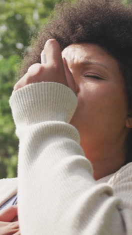 video de una mujer afroamericana de talla grande usando un inhalador al aire libre