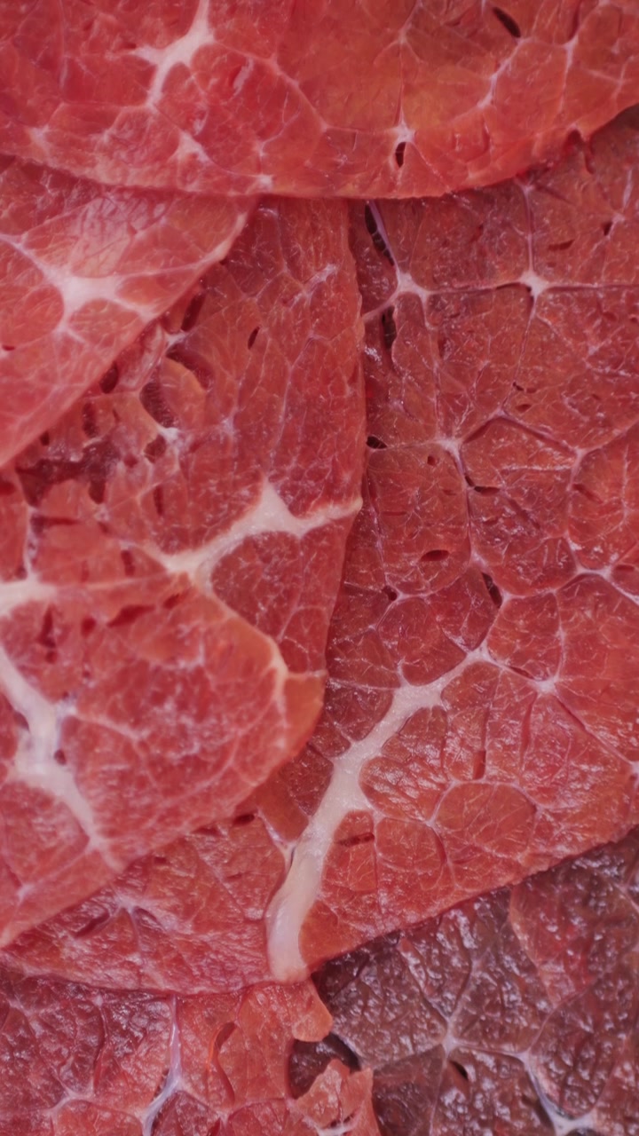 Primo piano di fette di manzo rosso crudo fresco con marezzatura