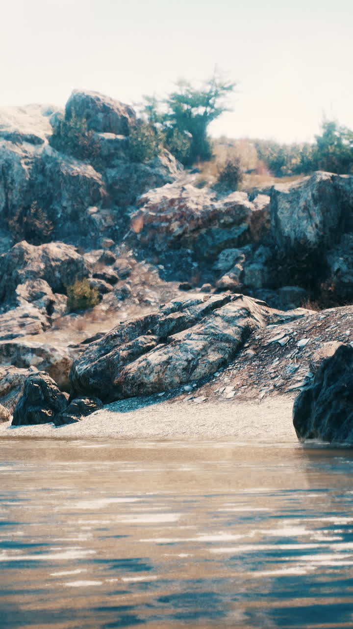 Una bellissima costa rocciosa