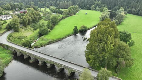 Kilkenny-Irlanda-Inistioge-Tranquila-Toma-Aérea-Estática-De-Este-Hermoso-Lugar-En-Las-Mañanas-De-Verano,-Un-Paraíso-De-Paz