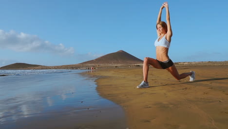 mujer haciendo estiramientos de piernas. chica de fitness estirando las piernas en el entrenamiento de playa. cámara de cámara lenta