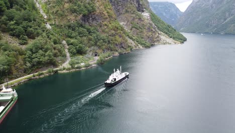 Un-Pequeño-Ferry-En-Auerlandsfjord-En-Noruega-Por-Drone