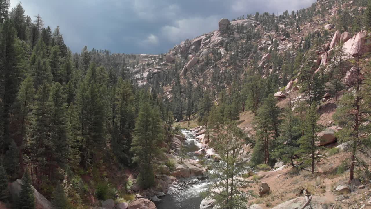 un río poco profundo atraviesa un valle montañoso escarpado y rocoso, antena