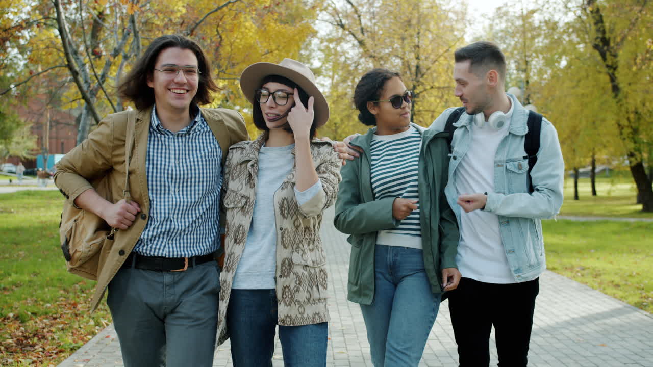 공원에서 산책하는 친구들