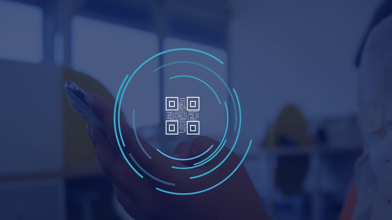 анимация иконы qr-кода над кавказской бизнесменкой, использующей смартфон в офисе