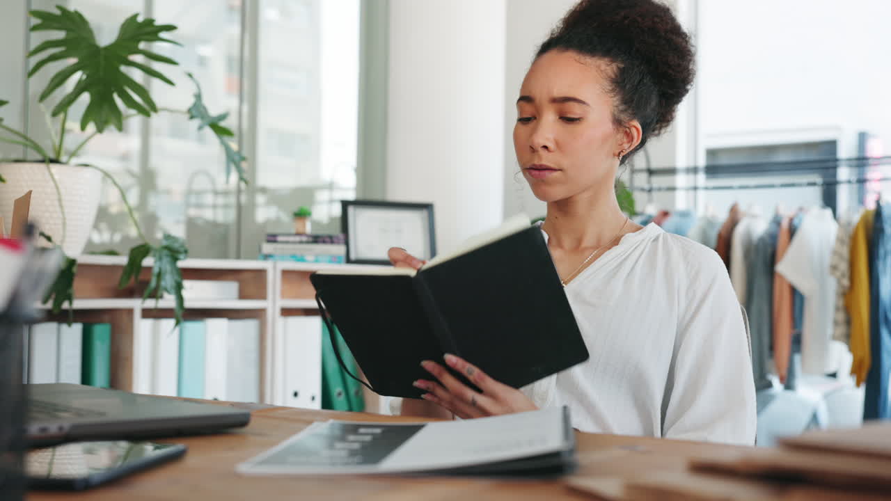 la mode, les petites entreprises et les femmes avec des stocks